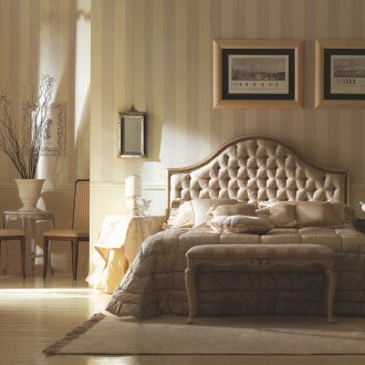 Κρεμαστά καφέ έπιπλα σε ένα κλασικό εσωτερικό υπνοδωμάτιο