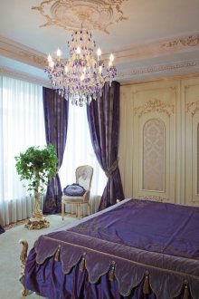 Όμορφη διακόσμηση σε ένα μπεζ και μωβ κλασικό υπνοδωμάτιο