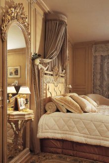 Ασυνήθιστο τραπέζι στο κλασικό υπνοδωμάτιο