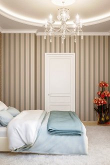 Ριγέ ταπετσαρία στο κλασικό υπνοδωμάτιο