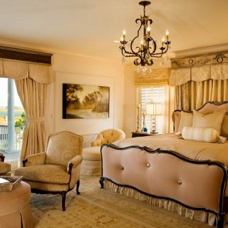 Μπεζ και μαύρο κλασικό υπνοδωμάτιο