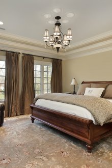 Μοντέρνο υπνοδωμάτιο με κλασικά στοιχεία στο εσωτερικό