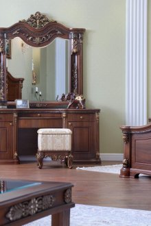 Εσωτερικό ενός μεγάλου κλασικού υπνοδωματίου