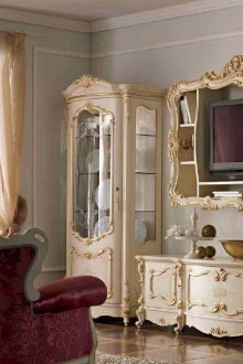 Τηλεόραση σε μπαρόκ σαλόνι