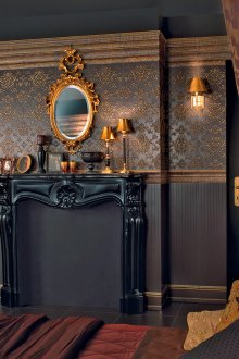 Σκούρο σαλόνι με μπαρόκ ανεβασμένο τζάκι