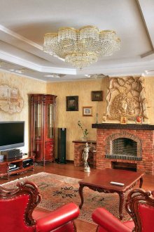 Μπεζ, κόκκινα και λευκά χρώματα στο εσωτερικό του σαλονιού σε στυλ μπαρόκ.