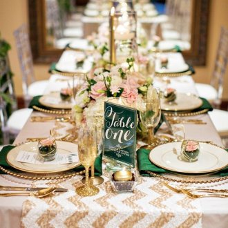 Τραπέζι γάμου σε χρυσό μπεζ τόνους.