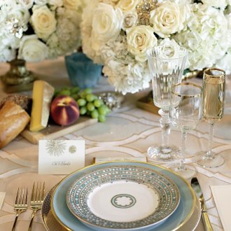 Τραπέζι γάμου σε μπεζ και άσπρο.