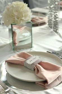 Λευκή ρύθμιση τραπέζι γάμου