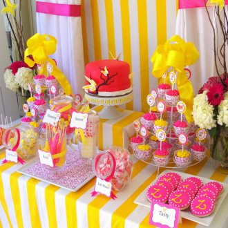Διακόσμηση παιδικού πίνακα γενεθλίων σε κίτρινα και ροζ χρώματα