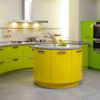 Κίτρινο-πράσινη κουζίνα με στρογγυλό νησί