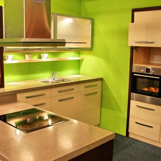 Μπεζ και πράσινη μοντέρνα κουζίνα