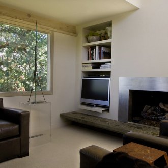 Μοντέρνο ντεκό σαλόνι με τζάκι