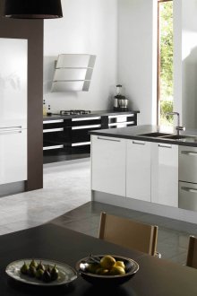 Η διαίρεση του χώρου στην κουζίνα-τραπεζαρία με το στυλ του κονστρουκτιβισμού