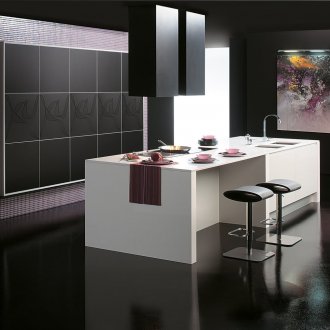 Μαύρο ανώτατο όριο στην κουζίνα με ένα νησί στο ύφος του κονστρουκτιβισμού