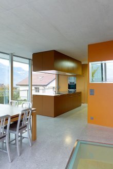 Καφέ-πορτοκαλί εποικοδομητική κουζίνα