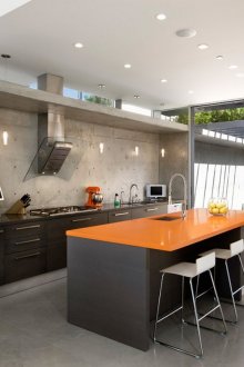 Μοντέρνα κουζίνα με νησί κονστρουκτιβισμού