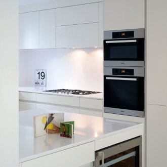 Λευκή κουζίνα με το στυλ του κονστρουκτιβισμού