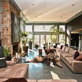 Σαλόνι με οικολογικό στυλ με μεγάλους καναπέδες