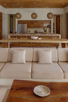 Καθιστικό με ξύλινη επένδυση και μπεζ καναπέ