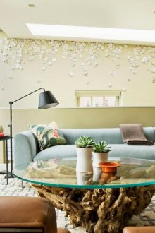 Ευρύχωρο οικολογικό καθιστικό με πρόσβαση στη βεράντα