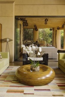 Καθιστικό σε ιδιωτικό σπίτι με αφρικανικό ύφος