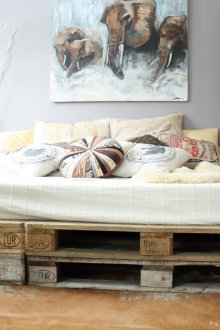 Chambre insolite avec oreillers décoratifs