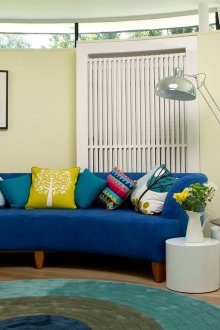 Φωτεινά μαξιλάρια ως έμφαση σε ένα απλό εσωτερικό