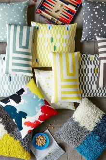 Μια ποικιλία από φωτεινά μαξιλάρια για διακόσμηση στο σπίτι