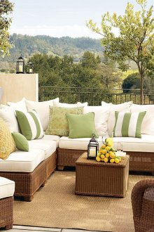 Άνετα διακοσμητικά μαξιλάρια στον καναπέ στη βεράντα