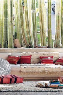 Κόκκινα μαξιλάρια για διακόσμηση από μπεζ καναπέ