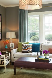 Μαξιλάρια σε ένα μοντέρνο εσωτερικό διαμέρισμα