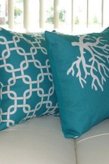 Τυρκουάζ μαξιλάρια σε φωτεινό εσωτερικό χώρο