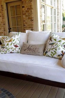 Συνδυασμός μαξιλαριών με διαφορετικές εκτυπώσεις σε λευκό καναπέ