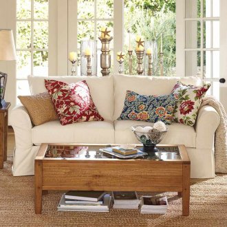 Εσωτερικό σαλόνι με διακοσμητικά μαξιλάρια στον καναπέ