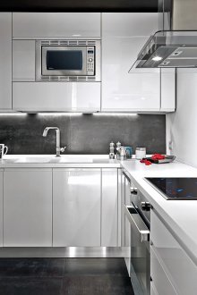 Μαύρη και άσπρη κουζίνα