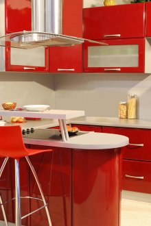 Κόκκινη και λευκή κουζίνα με μπαρ για πρωινό