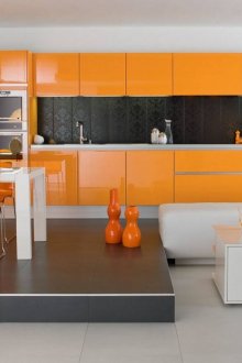 Πορτοκαλί και λευκή κουζίνα με βάθρο.
