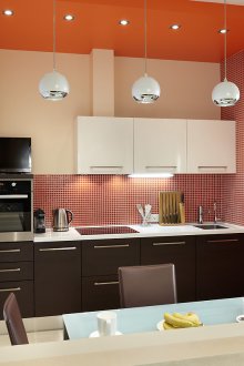 Κόκκινη μπεζ κουζίνα