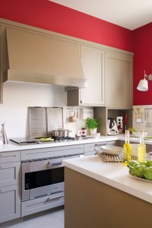 Κόκκινο, μπεζ και λευκό χρώμα στο εσωτερικό της κουζίνας