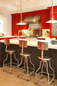 Colores rojo, blanco y negro en el interior de la cocina.