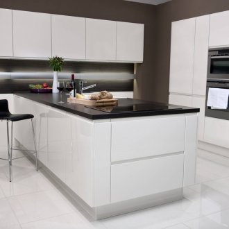 Κομψή μονόχρωμη κουζίνα με νησί