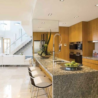 Μονόχρωμη κουζίνα με μπαρ για πρωινό