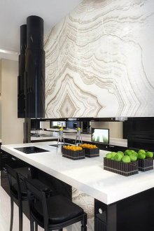 Όμορφη μονόχρωμη κουζίνα