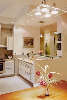 Πολυέλαιος από γυαλί και προβολείς στην κουζίνα