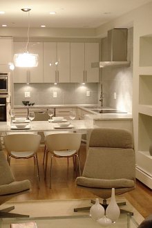 Πολυέλαιος, φανός τοίχου και φωτισμός σε εσοχή στην κουζίνα