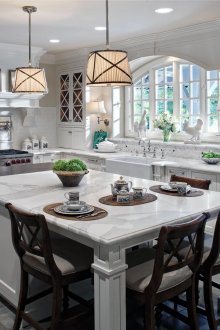 Δύο λαμπτήρες πάνω από ένα νησί-τραπεζαρία στην κουζίνα