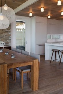 Στρογγυλοί πολυελαίοι πάνω από την τραπεζαρία στην κουζίνα