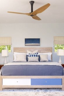 Μπεζ κρεβάτι με χρωματιστά συρτάρια στο υπνοδωμάτιο.