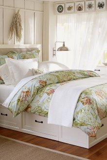 Λευκό κρεβάτι με συρτάρια στην κρεβατοκάμαρα σε στιλ Προβηγκίας